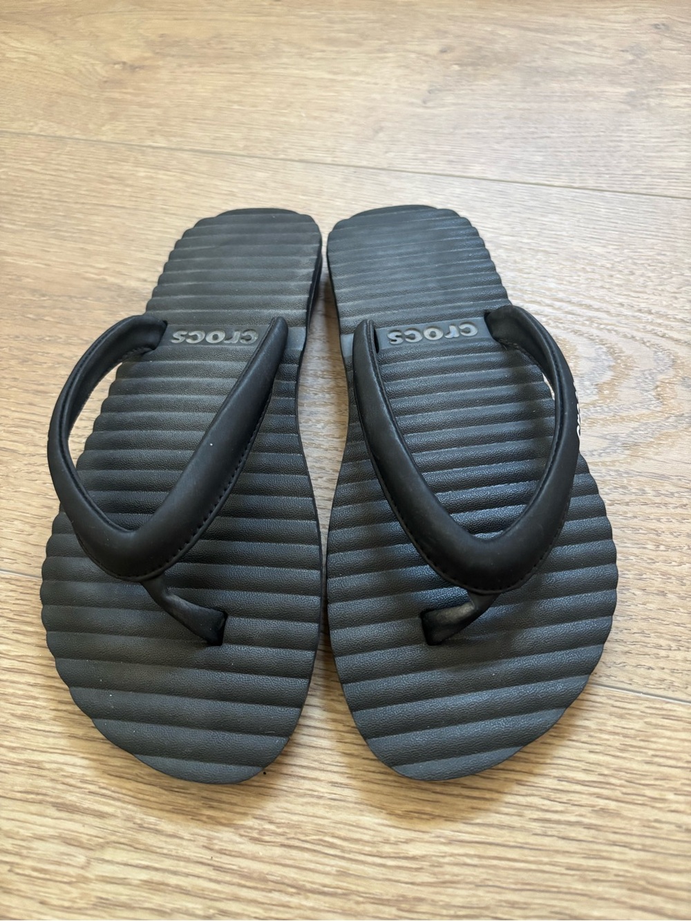 CROCS Women’s Black Ribbed Foam Flip Flops Size 6